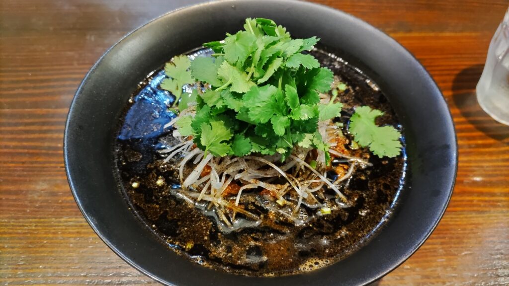 大磯海そば　イカ墨担々麺